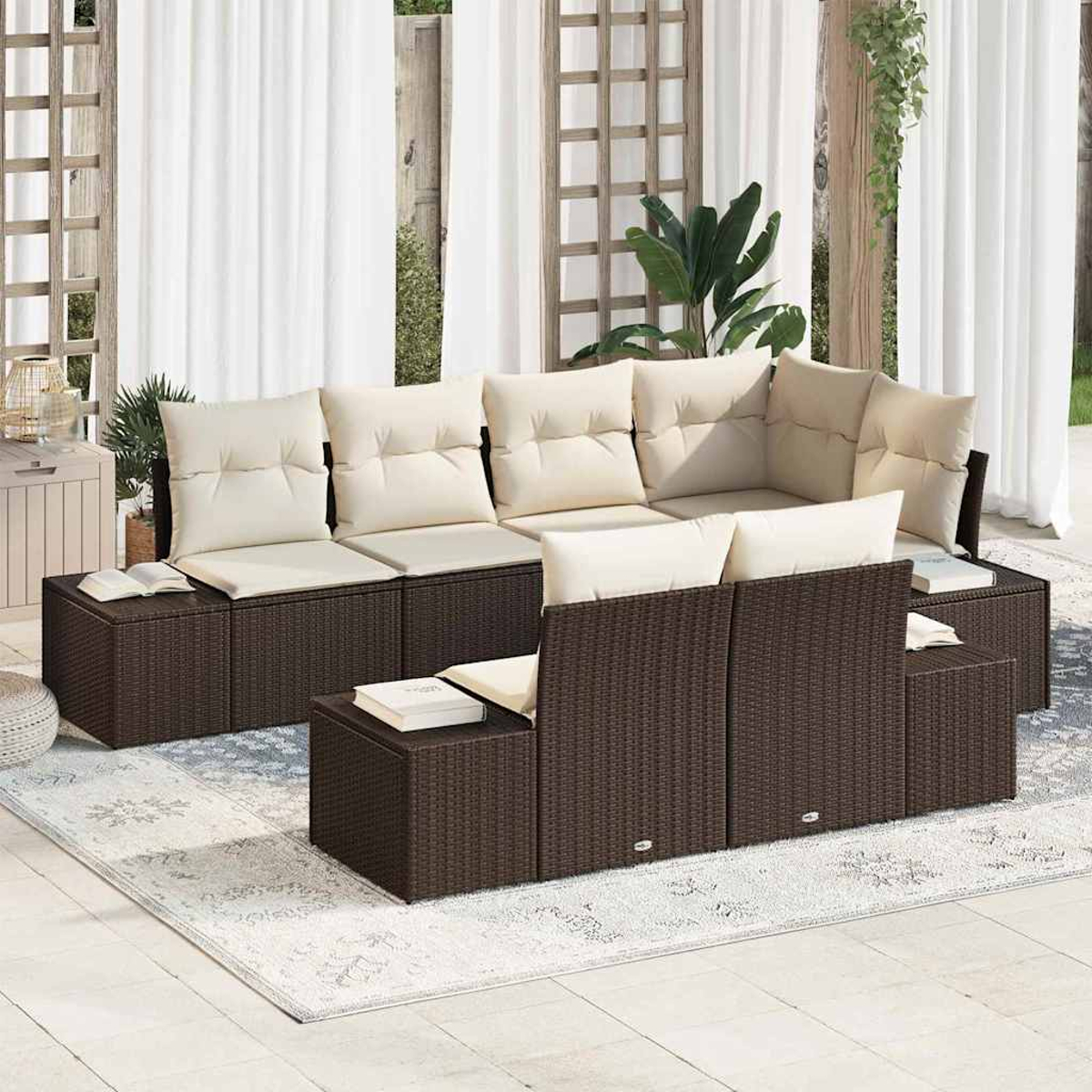 Outdoor-Ecksofa mit beigefarbenen Kissen. Auf einem gemusterten Teppich, mit weißen Vorhängen und Holzgitter im Hintergrund.