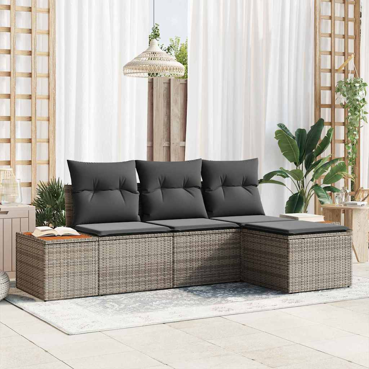Outdoor-Ecksofa mit grauen Kissen. Enthält einen Teppich, Pflanzen und einen gewebten Lampenschirm.