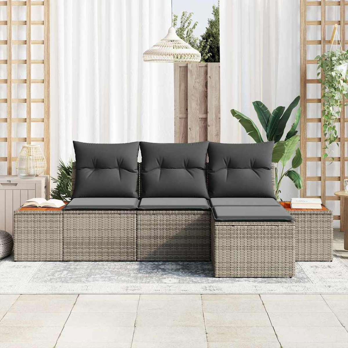 Outdoor-Ecksofa mit grauen Kissen. Mit gewebter Basis, weißem Vorhang und Grün im Hintergrund.