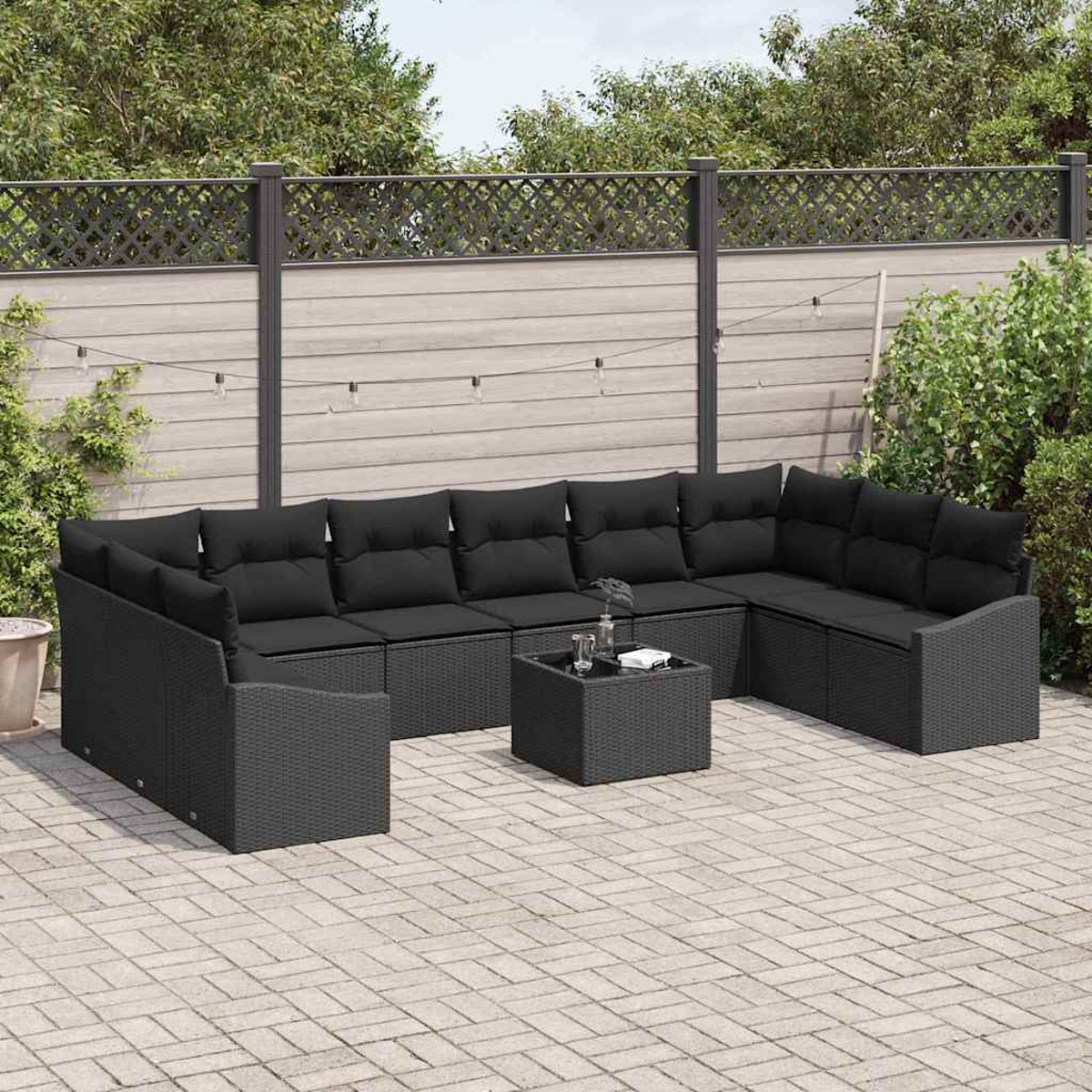 Outdoor-Ecksofa mit schwarzen Kissen und einem quadratischen Tisch. Auf einer Terrasse mit Zaun und Grün im Hintergrund.
