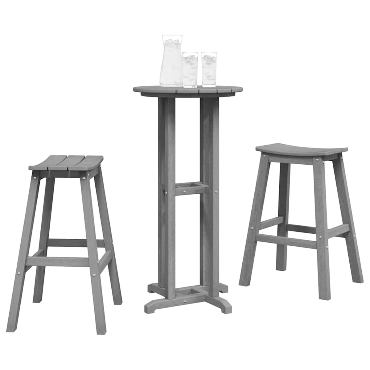 Ein graues Outdoor-Bar-Set mit zwei Hockern, einem hohen Tisch und einem Krug mit Gläsern. Weißer Hintergrund.