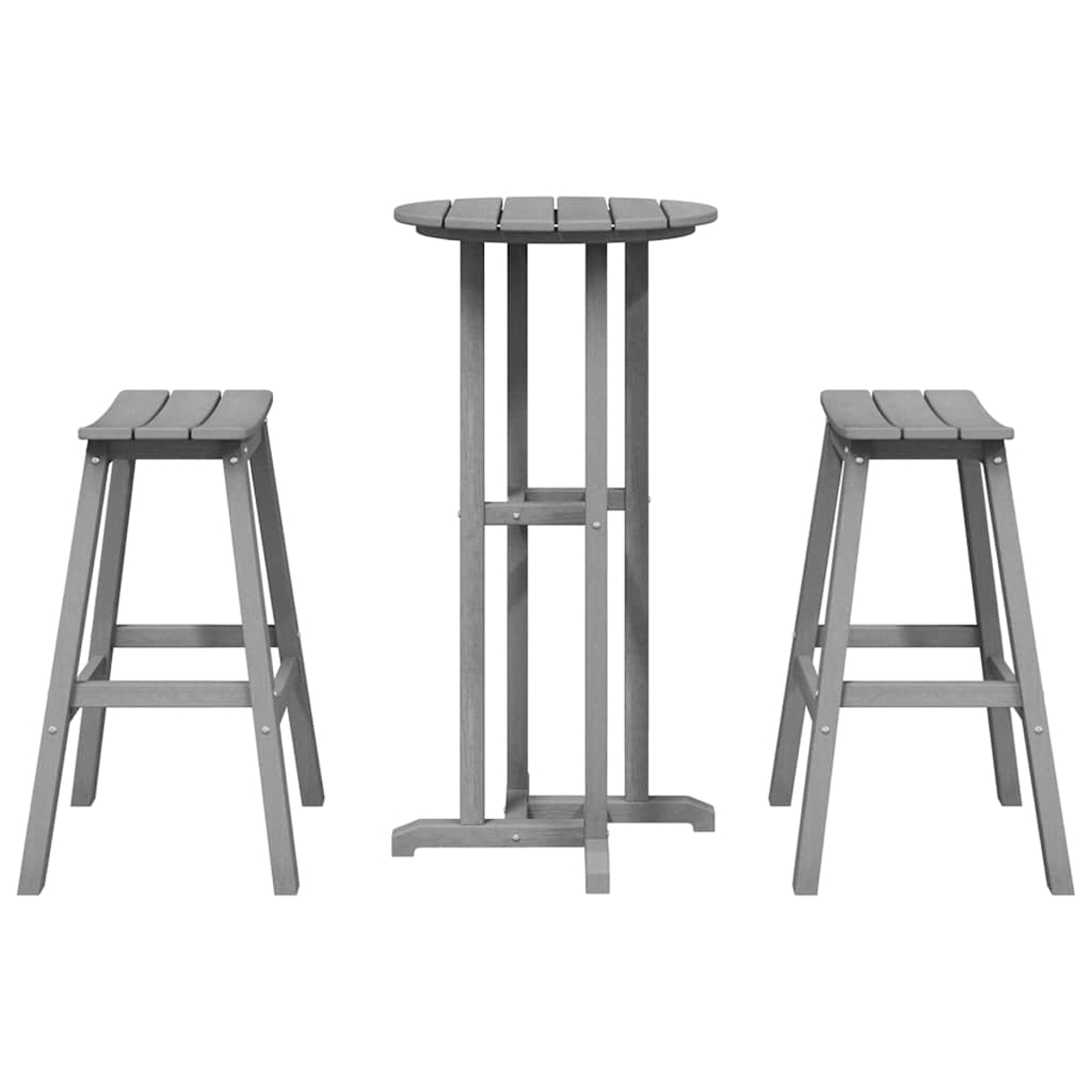Ein graues Bar-Set aus Holz im Freien mit einem runden Tisch und zwei Hockern, vor weißem Hintergrund.