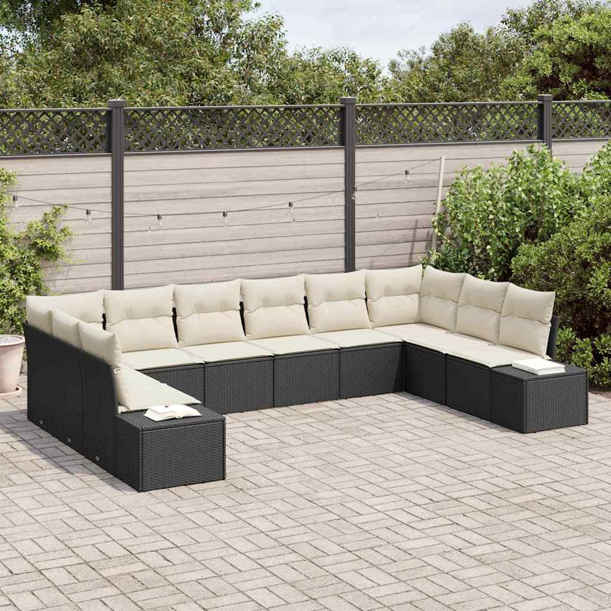 Outdoor-Ecksofa mit cremefarbenen Kissen auf einer Terrasse. Im Hintergrund ein Zaun und Grün. Das Sofa ist schwarz.