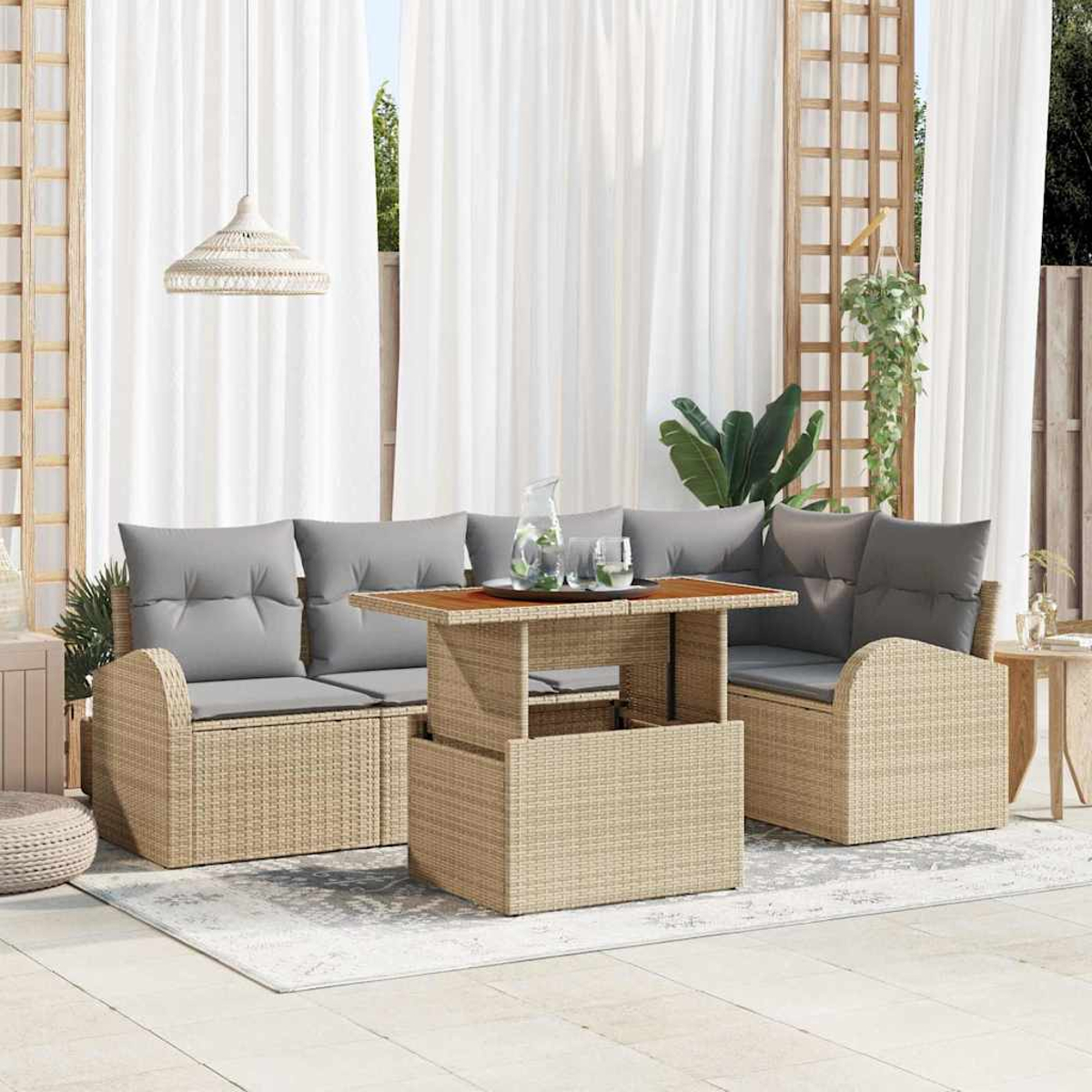 Garten-Terrassenset. Beige Korbsessel und Stuhl mit grauen Kissen, ein Tisch und weiße Vorhänge im Hintergrund.