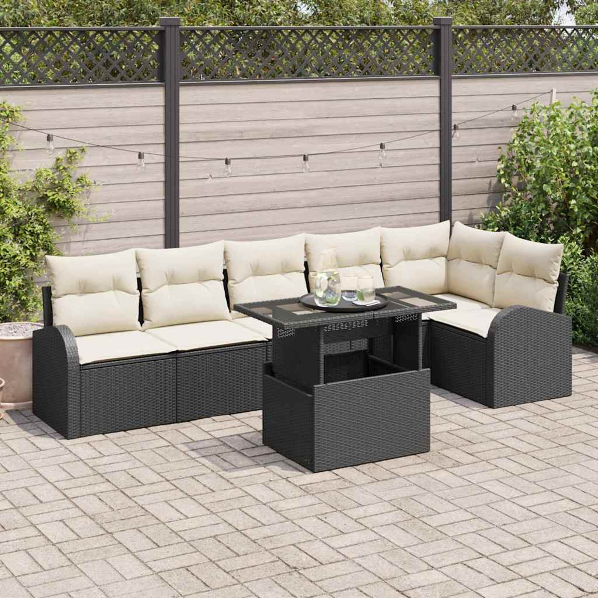 Juego de patio al aire libre con muebles de mimbre oscuros y cojines crema. Una mesa con bebidas al frente. Detrás una valla y vegetación.