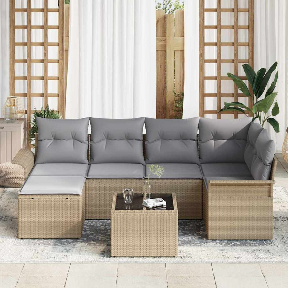Outdoor-Ecksofa mit grauen Kissen und gewebter Basis, ein quadratischer Couchtisch, alles auf einem Teppich. Fenster und Pflanzen im Hintergrund.