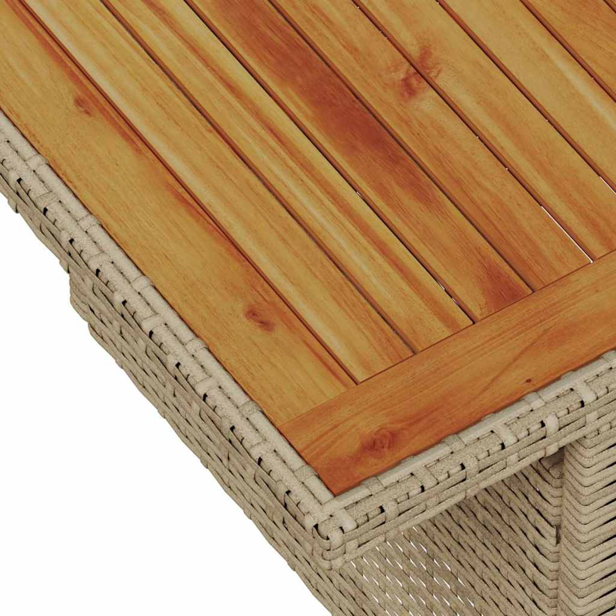 Nahaufnahme eines Tisches. Die Tischplatte besteht aus Holzplanken. Die Ränder sind aus beigem Rattan geflochten. Der Tisch ist wahrscheinlich im Freien.