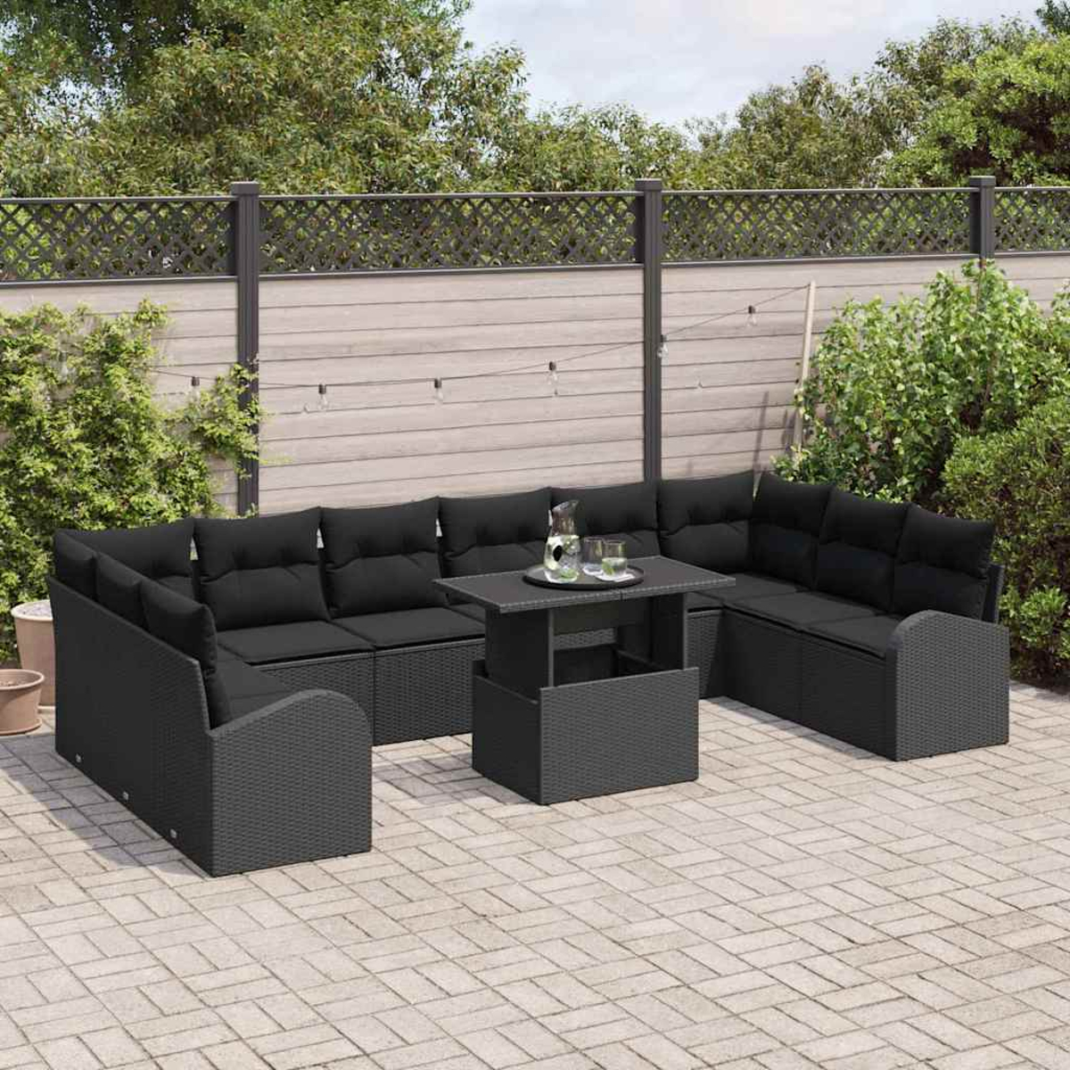 Schwarzes Rattan-Gartenmöbel-Set: Ecksofa mit Kissen und Tisch. Terrasse mit Zaun und Grün.