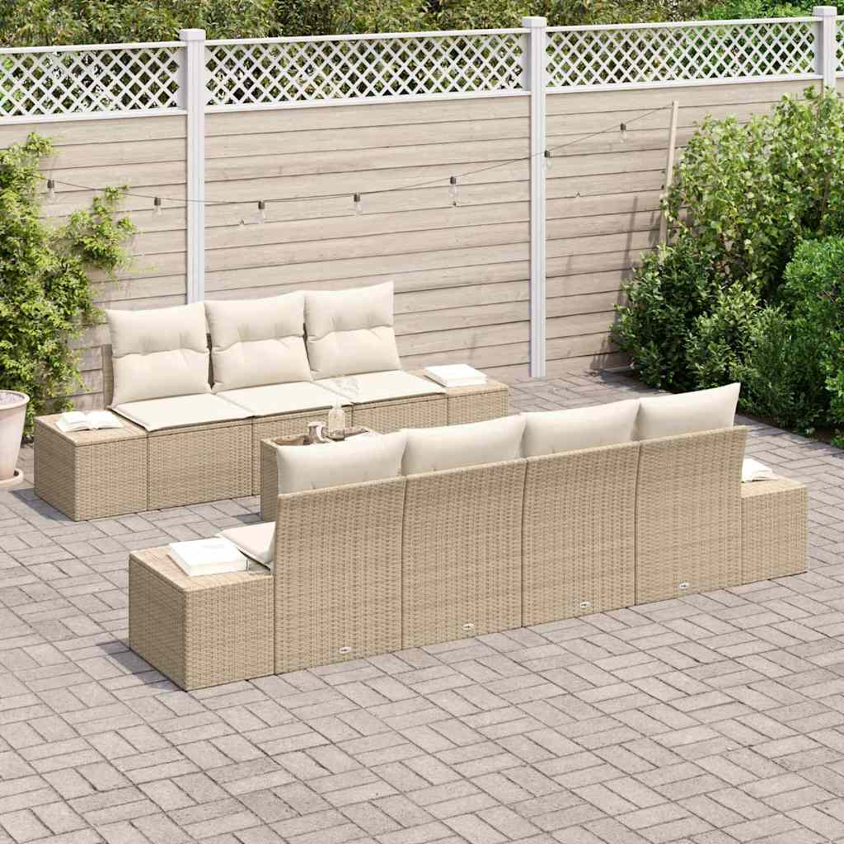 Outdoor-Korbsitzgruppe mit cremefarbenen Kissen auf einer Ziegelterrasse. Ein weißer Zaun und Grünpflanzen sind im Hintergrund.