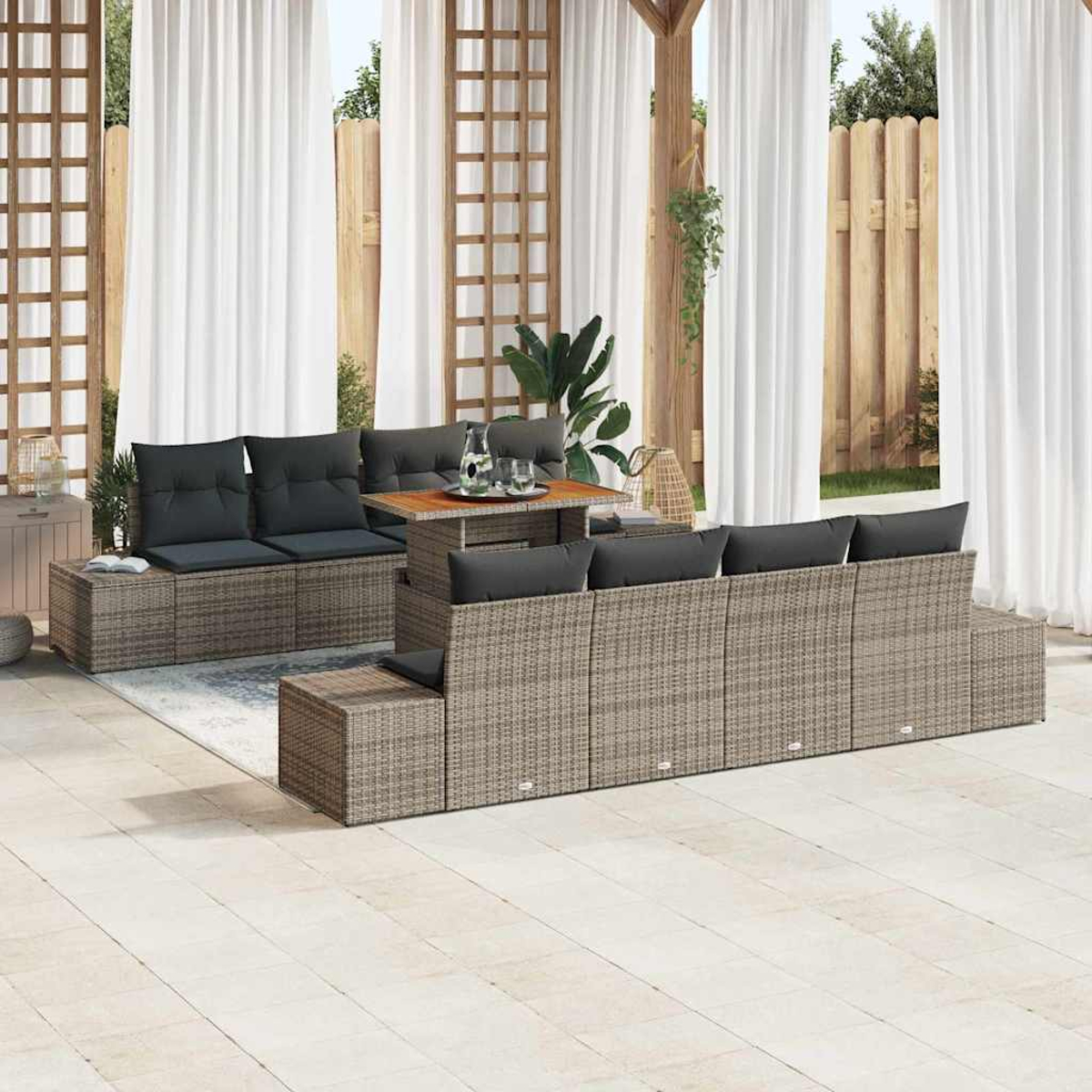 Garten-Sitzgruppe mit grauen Kissen, Tisch mit Gläsern, weißen Vorhängen und Holzstruktur auf einer Terrasse.