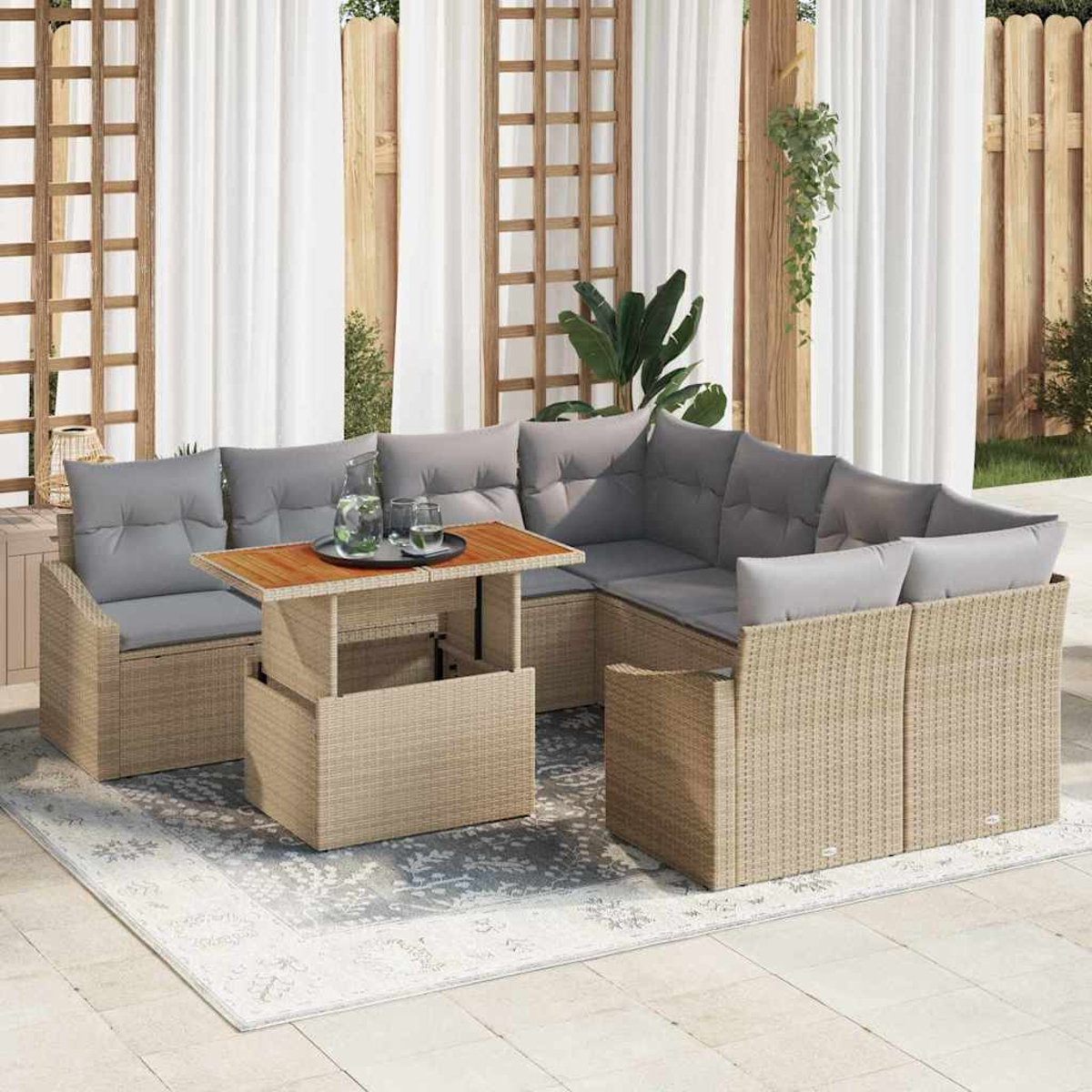 Outdoor-Ecksofa mit grauen Kissen und einem Holztisch. Weiße Vorhänge und ein Holzgitter im Hintergrund.