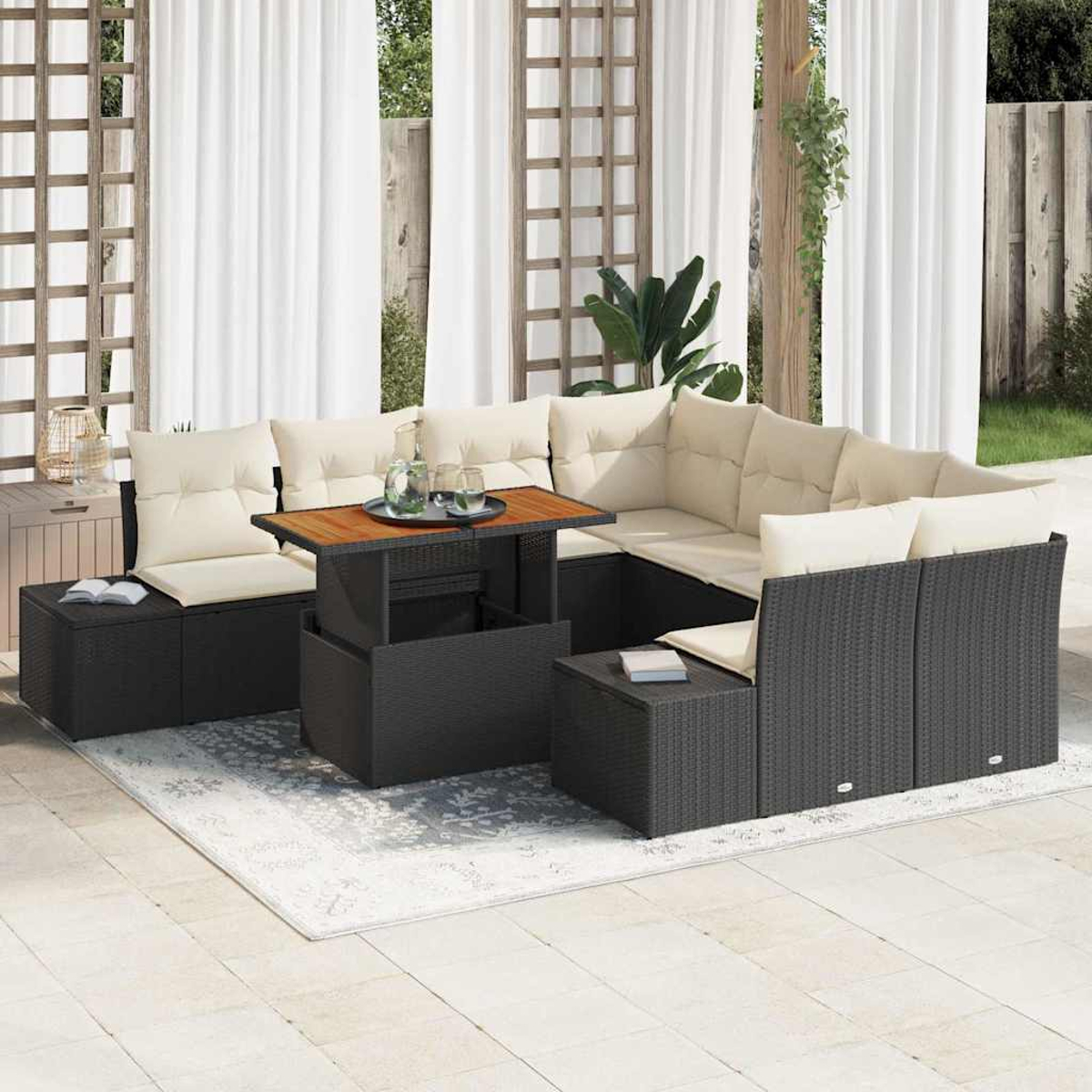 Outdoor-Ecksofa mit cremefarbenen Kissen, einem Holztisch und einem Teppich. Weiße Vorhänge und ein Holzzaun im Hintergrund.