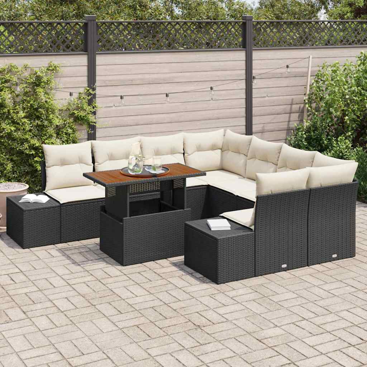 Schwarzes Outdoor-Geflecht-Ecksofa mit beigefarbenen Kissen. Ein Holztisch mit Gläsern darauf. Der Hintergrund hat einen Zaun und grüne Pflanzen.