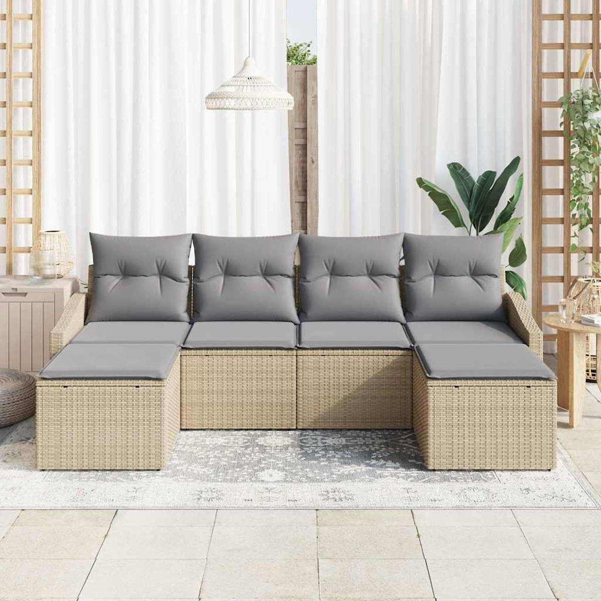 Outdoor-Ecksofa mit grauen Kissen. Beigefarbene Korbbasis. Weiße Vorhänge im Hintergrund. Teppich auf dem Boden und einige Pflanzen.