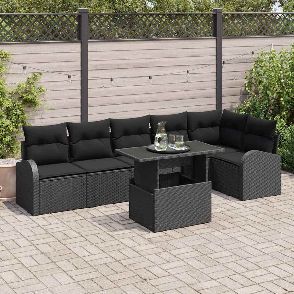 Outdoor-Ecksofa mit schwarzen Kissen, schwarzem Tisch mit Getränken, auf einer Terrasse mit Zaun und Grün im Hintergrund.