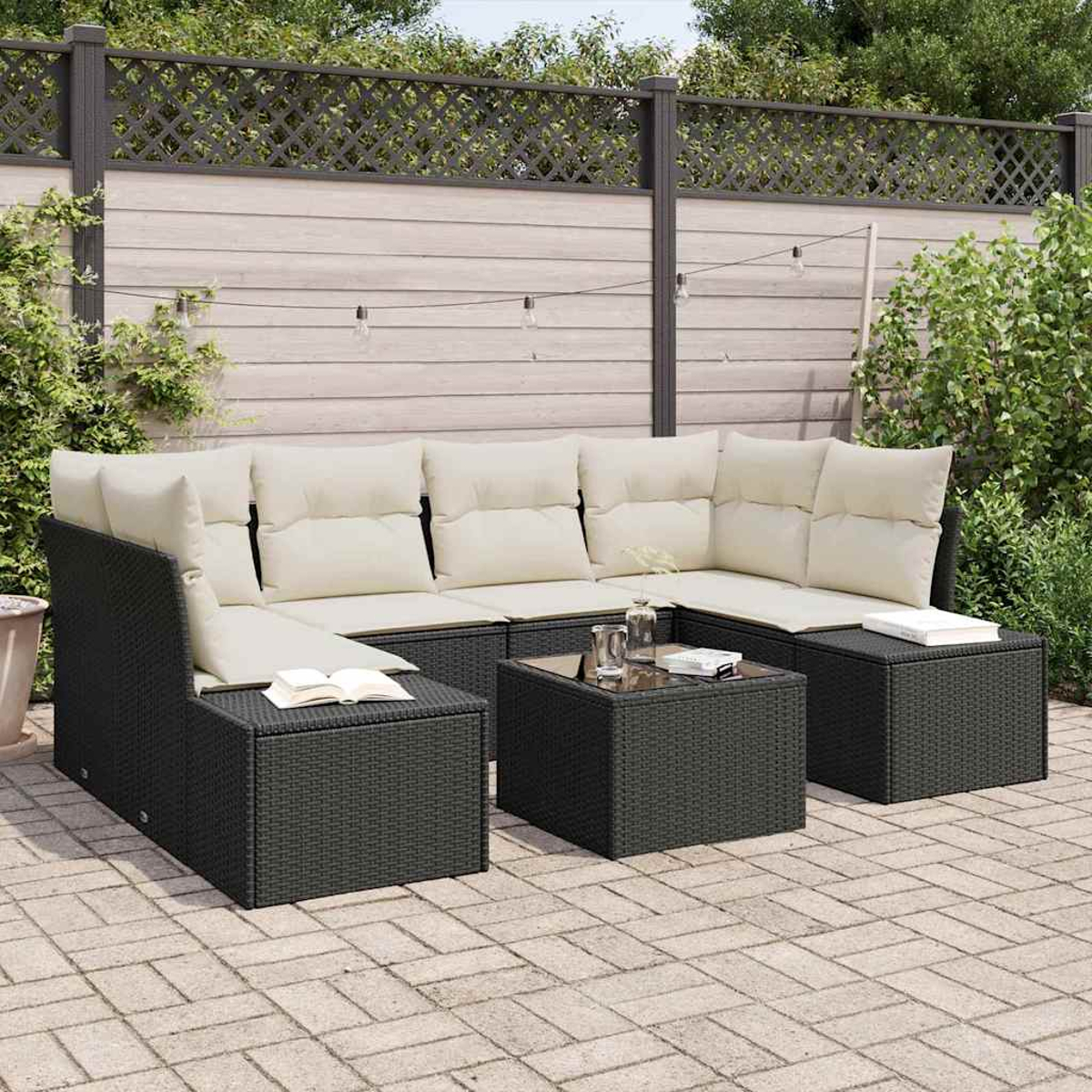 Outdoor-Ecksofa mit cremefarbenen Kissen, schwarzem Korbgewebe und Glastisch. Auf einer Backstein-Terrasse mit Holzzaun im Hintergrund.