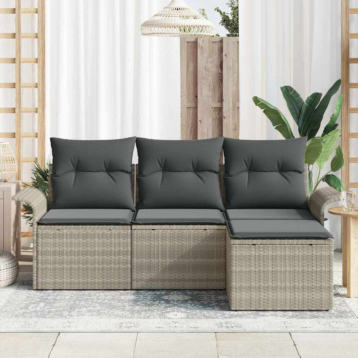 Outdoor-Ecksofa mit grauen Kissen. Beiger Korbboden. Weiße Vorhänge im Hintergrund. Geflochtener Lampenschirm, der von der Decke hängt.