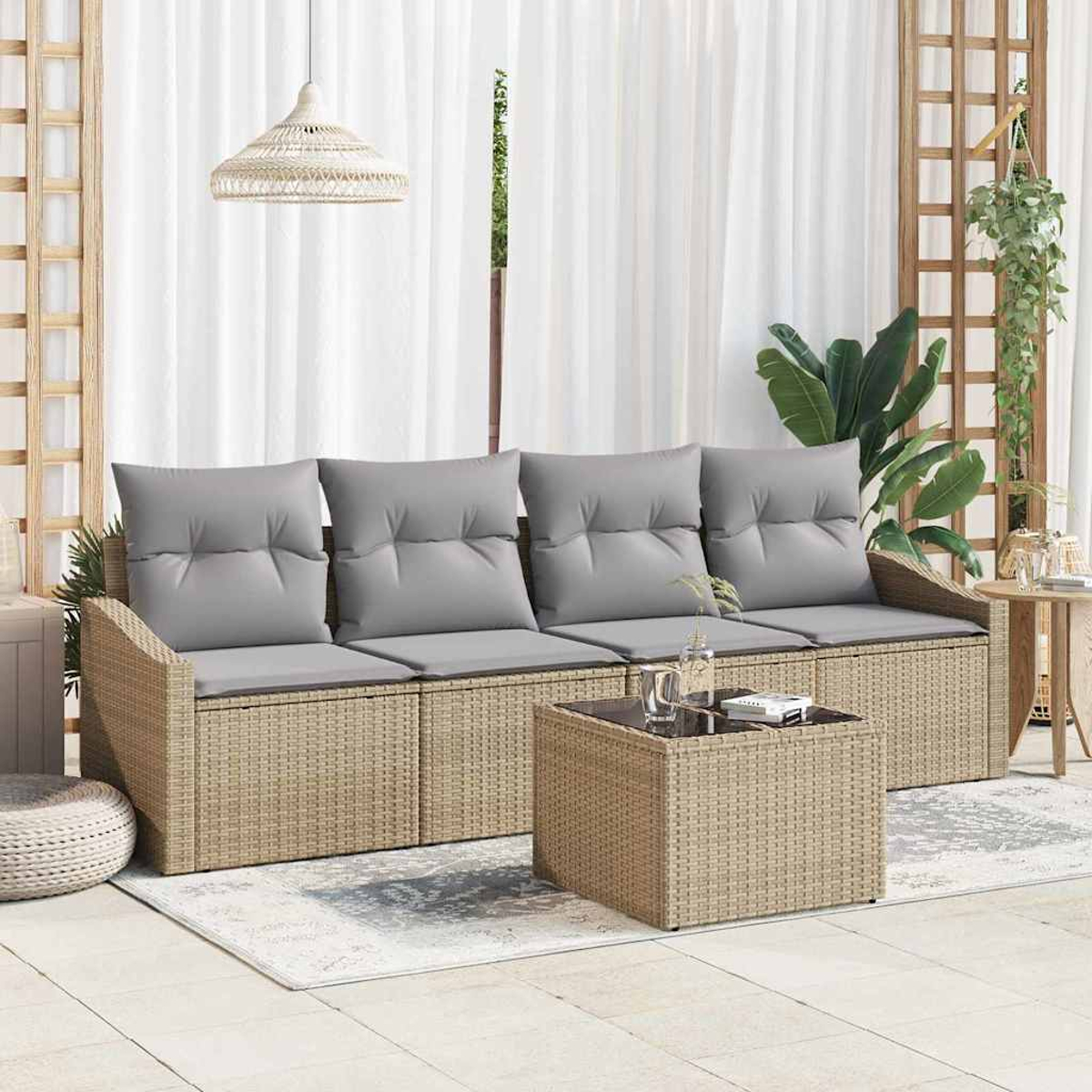Eine Terrassengarnitur mit Sofa, Couchtisch und Teppich. Das Sofa hat graue Kissen. Oben hängt eine gewebte Lampe.