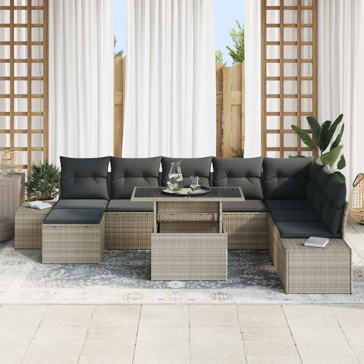 Outdoor-Ecksofa mit grauen Kissen, einem Couchtisch und einem Teppich. Weiße Vorhänge und Holzgitter im Hintergrund.
