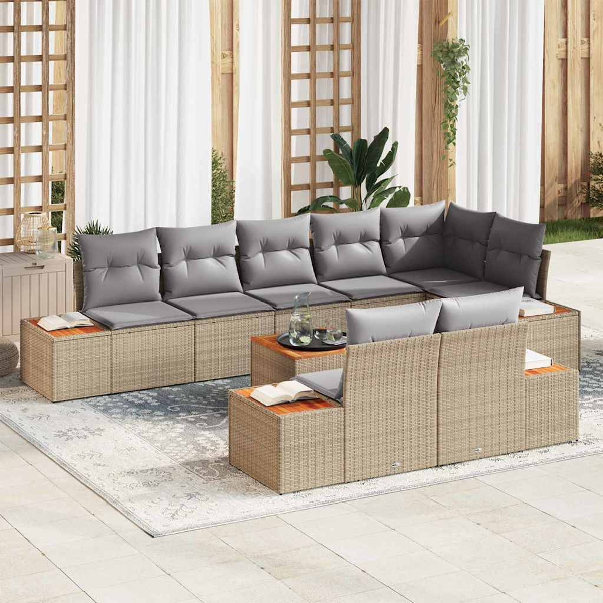 Outdoor-Ecksofa mit grauen Kissen und hölzernen Beistelltischen. Beige Korbmöbel auf einer Terrasse mit Teppich und weißen Vorhängen.