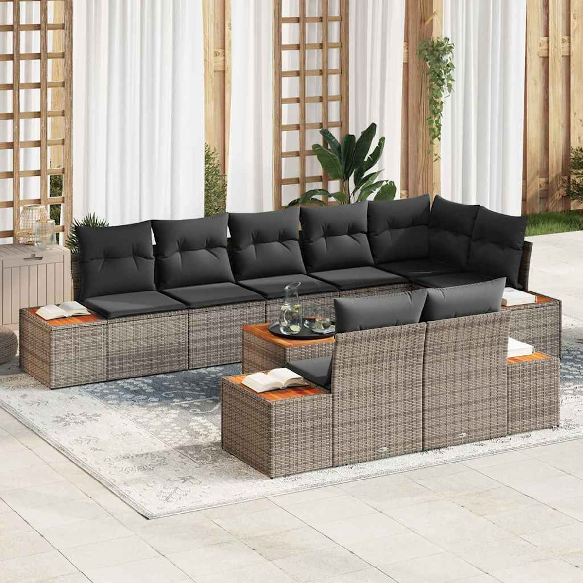Outdoor-Ecksofa mit grauen Kissen, Holztischen und einem Teppich. Hintergrund: weiße Vorhänge, Holzpaneele und Pflanzen.