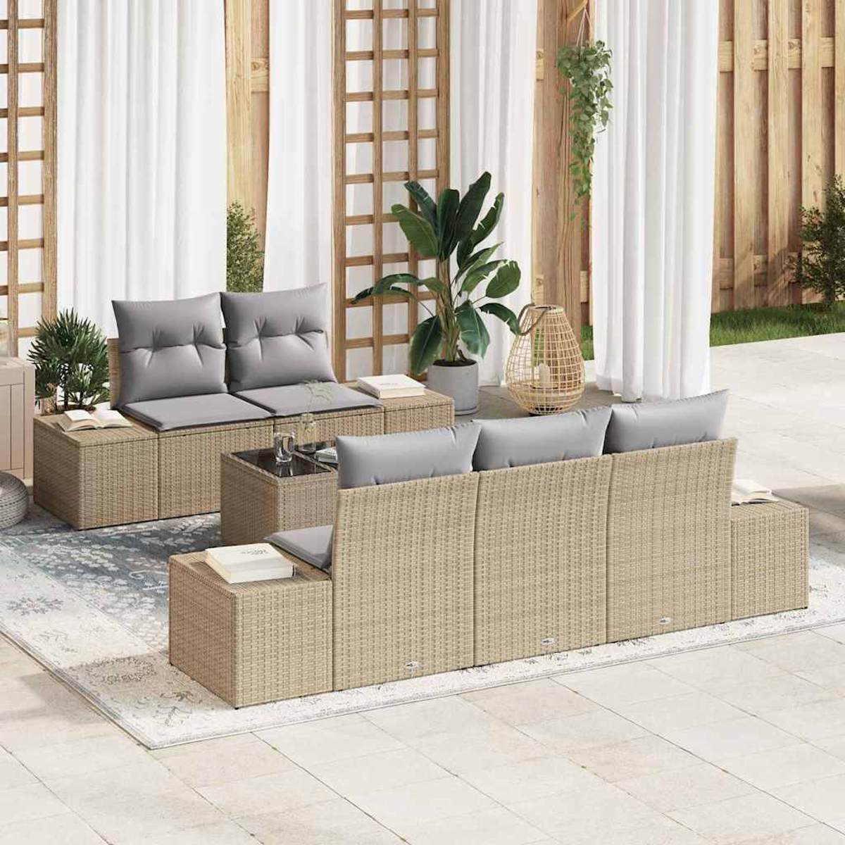 Garten Sitzgruppe auf einer Terrasse. Sie umfasst ein Zweisitzer-Sofa, ein Dreisitzer-Sofa und zwei Beistelltische. Pflanzen und Vorhänge sind sichtbar.
