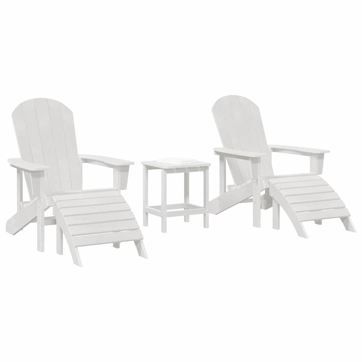 Zwei weiße Adirondack-Stühle mit Fußstützen und ein kleiner Beistelltisch auf weißem Hintergrund.