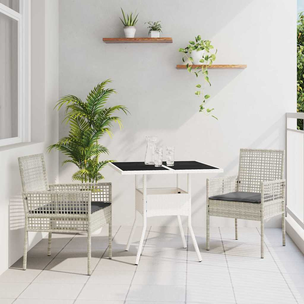Balkonszene mit zwei Stühlen, einem Tisch und Pflanzen. Der Tisch hat Gläser und eine Karaffe. Pflanzen stehen auf Regalen und in Töpfen.