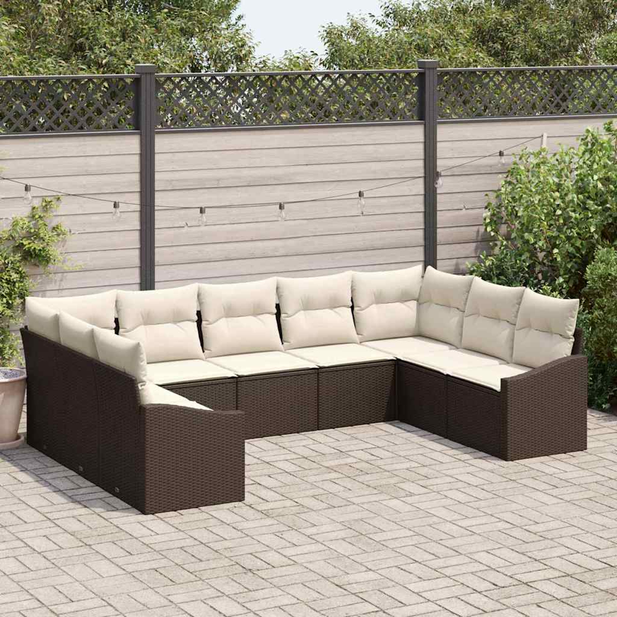 Outdoor-Ecksofa mit cremefarbenen Kissen auf einer Terrasse. Braune Korbmöbel. Der Hintergrund umfasst einen Zaun, Pflanzen und Lichterketten.