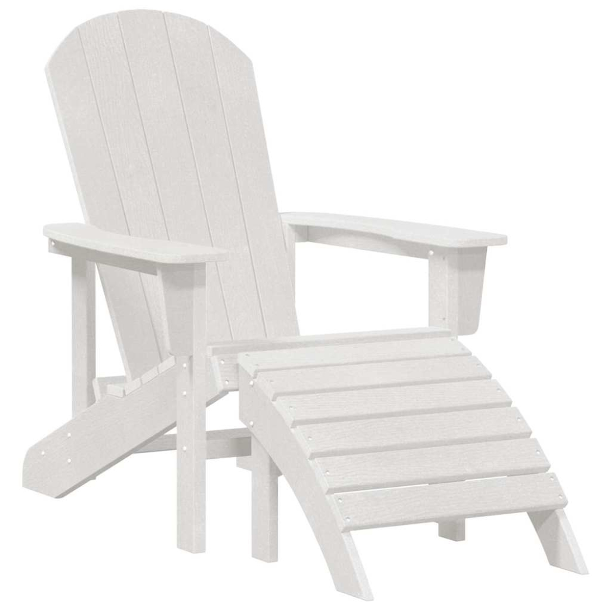 Weißer Adirondack-Stuhl mit Fußstütze. Der Stuhl hat eine hohe Rückenlehne, Armlehnen und eine Sitzfläche mit Lamellen.
