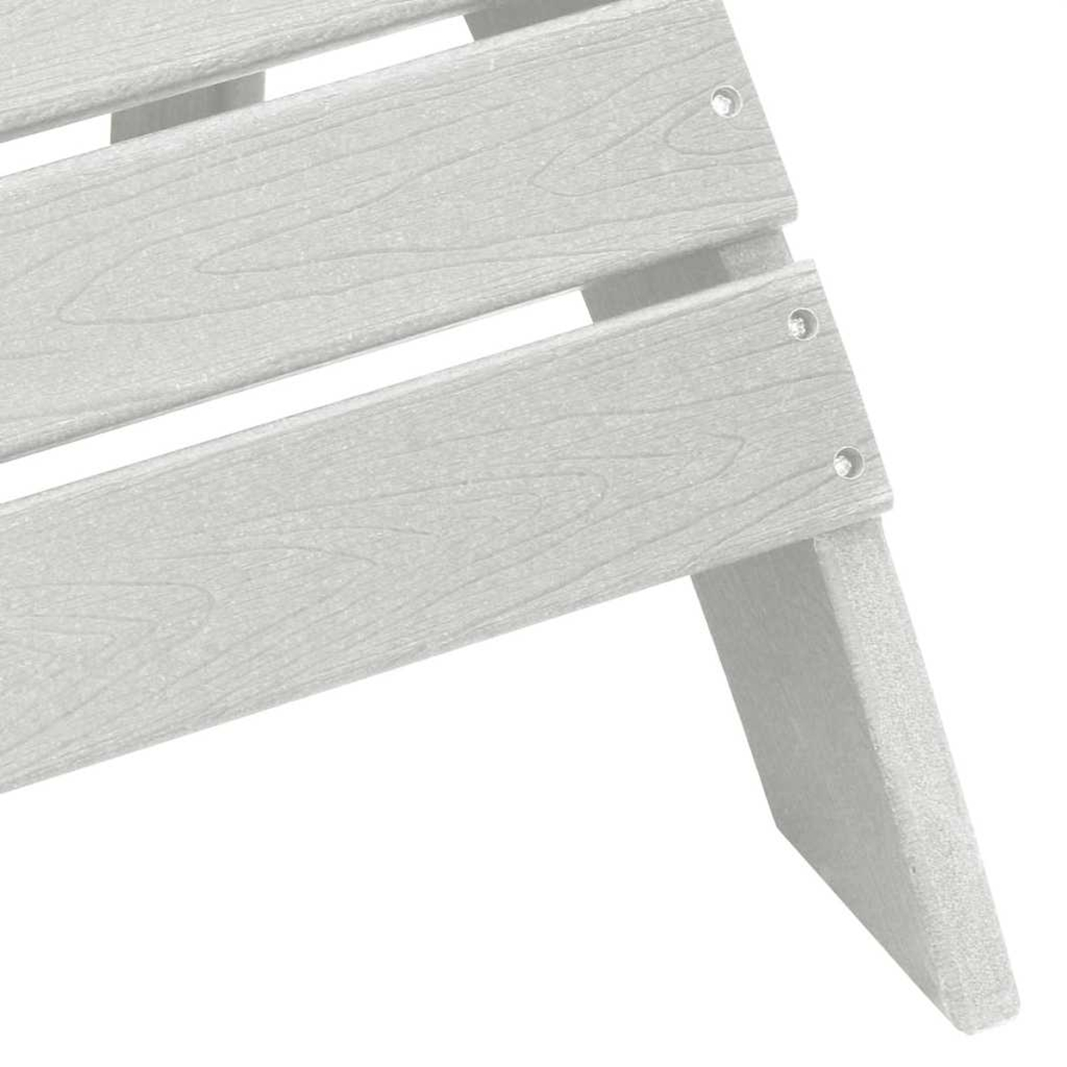 Nahaufnahme eines hellgrauen Holzstuhls mit sichtbarer Holzmaserung und Metallschrauben. Das Stuhlbein ist rechts sichtbar.
