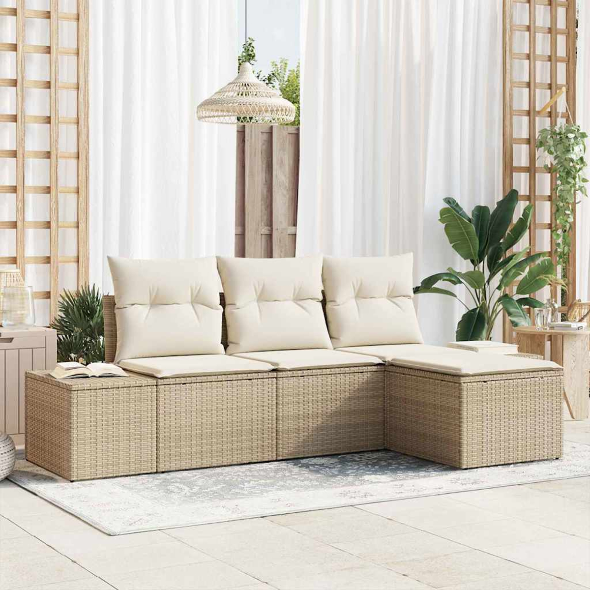 Ein beiges Rattan-Outdoor-Sofa mit cremefarbenen Kissen steht auf einer Terrasse. Ein weißer Teppich und Vorhänge sind im Hintergrund.