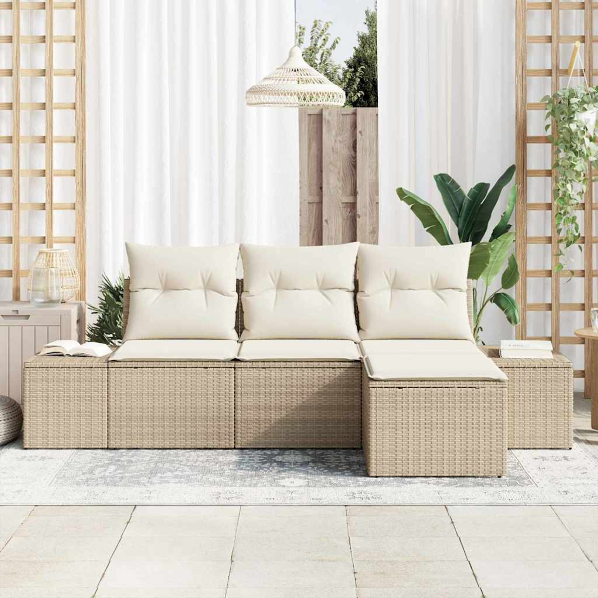 Outdoor-Sitzbereich mit beigem Korbmöbel, weißen Kissen und einem gemusterten Teppich. Weiße Vorhänge und Pflanzen im Hintergrund.