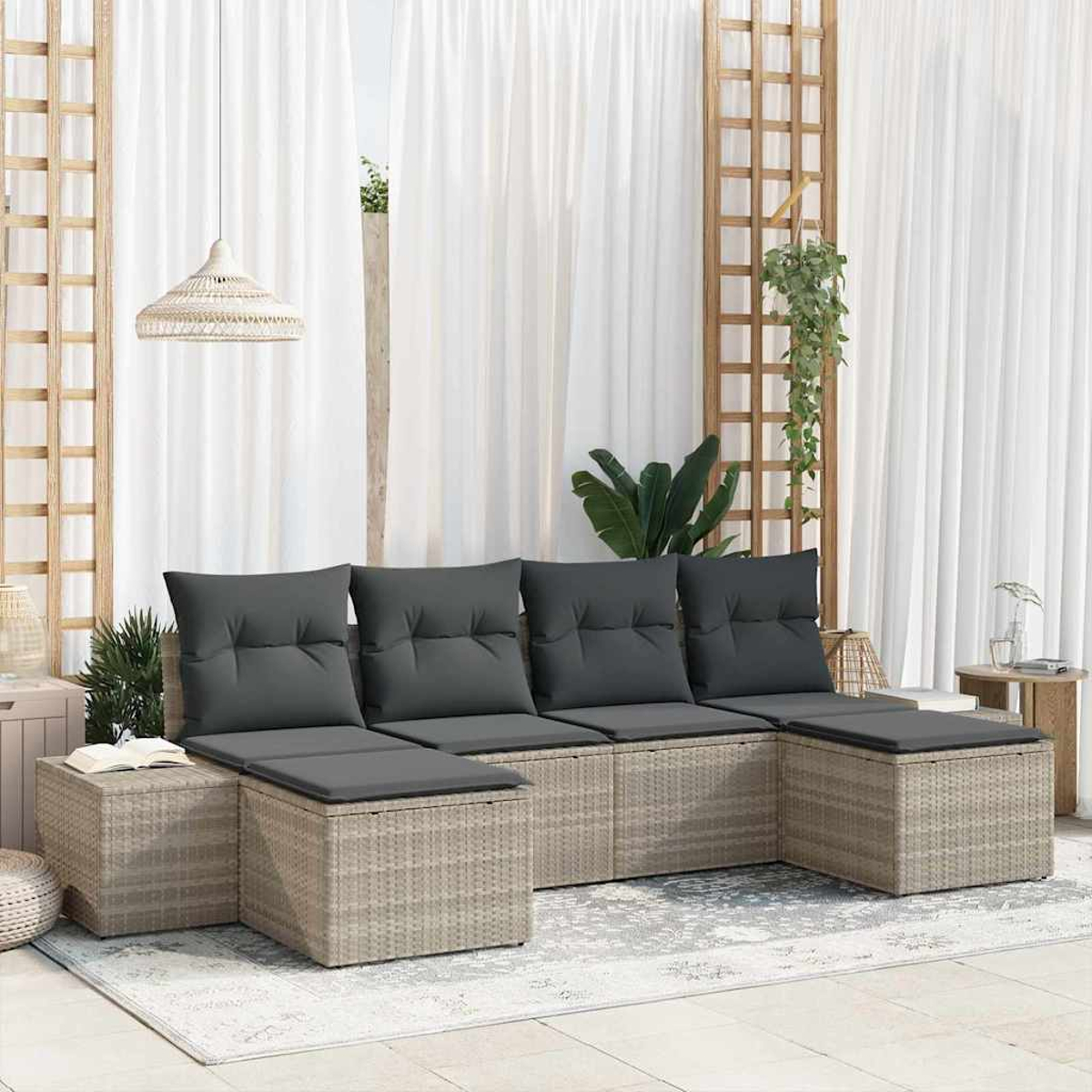 Outdoor-Ecksofa mit grauen Kissen. Es steht auf einem Teppich mit weißen Vorhängen und Holzgittern im Hintergrund.