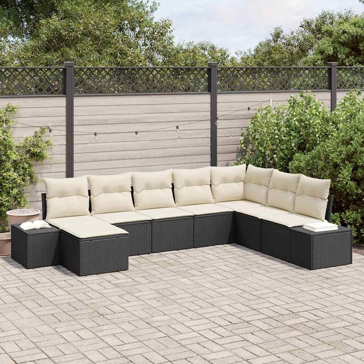 Ein Ecksofa im Freien mit beigefarbenen Kissen steht auf einer Terrasse. Im Hintergrund ist ein Zaun mit Grün zu sehen. Lichterketten sind sichtbar.