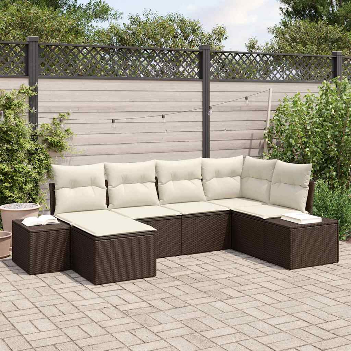 Ein Ecksofa im Freien mit cremefarbenen Kissen steht auf einer Ziegelsteinterrasse. Ein Holzzaun und Grünzeug sind im Hintergrund.
