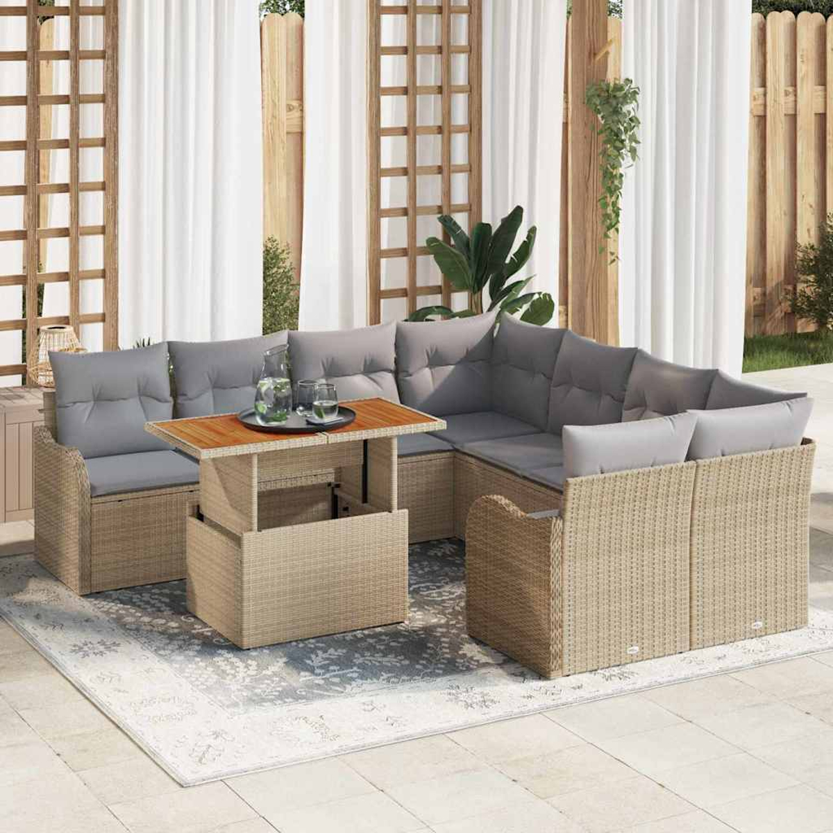 Ecksofa im Freien mit grauen Kissen und einem Holztisch. Ein weißer Teppich und Vorhänge sind sichtbar. Die Umgebung ist eine Terrasse.