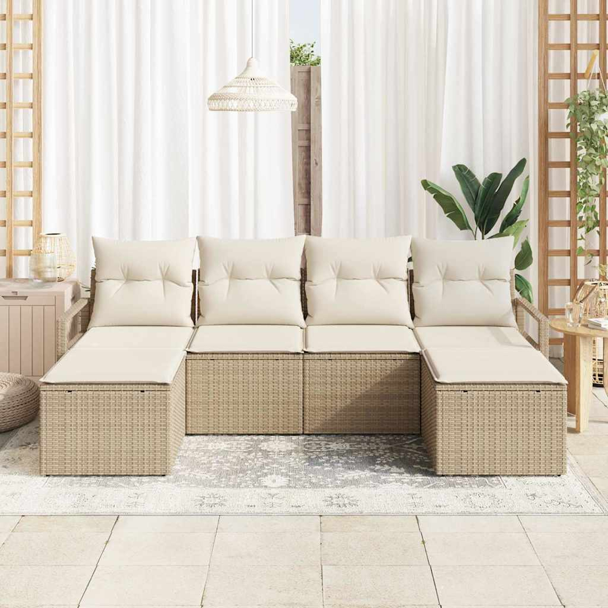 Outdoor-Ecksofa mit beigefarbenen Kissen auf einer Terrasse. Beiger Korpus, heller Teppich und transparente weiße Vorhänge.