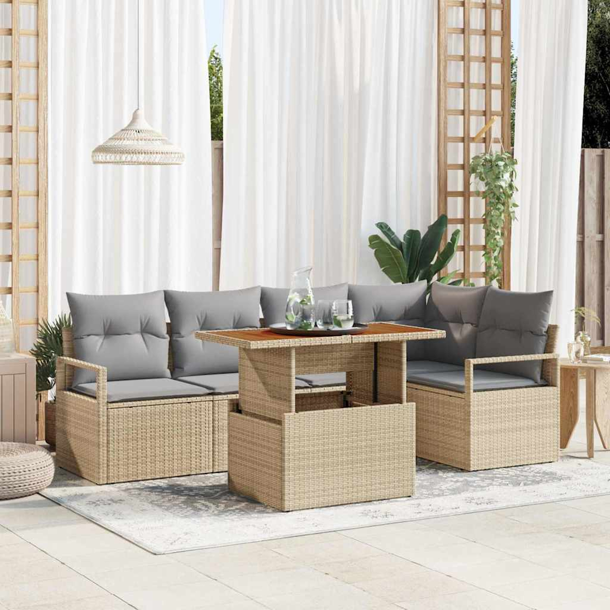 Gartenmöbel-Set mit grauen Kissen, einem Tisch mit Glaskrug und weißen Vorhängen im Hintergrund.
