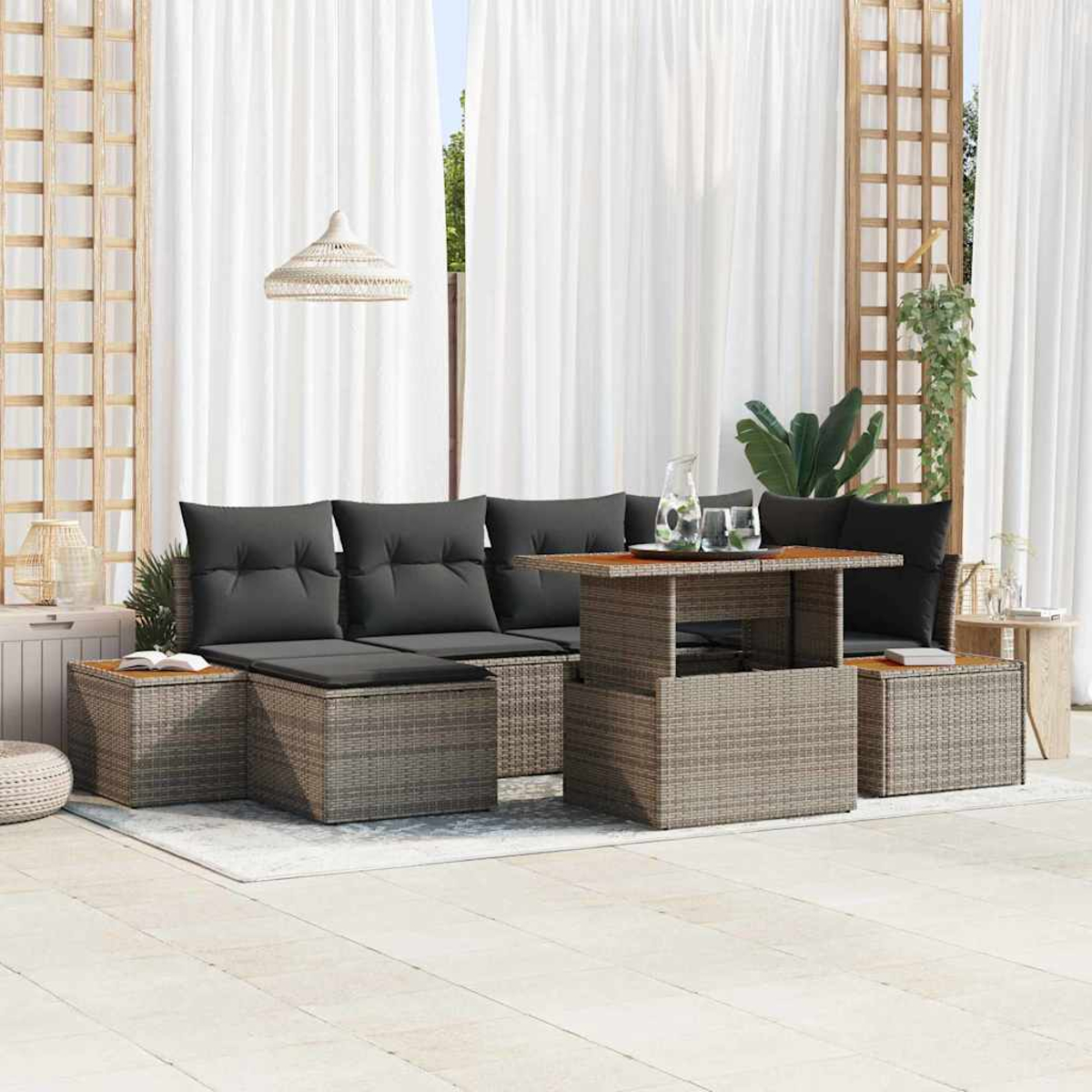 Garten-Sitzgruppe mit grauen Kissen und Tisch. Weiße Vorhänge und Holzgitter im Hintergrund. Pflanzen sorgen für einen natürlichen Touch.