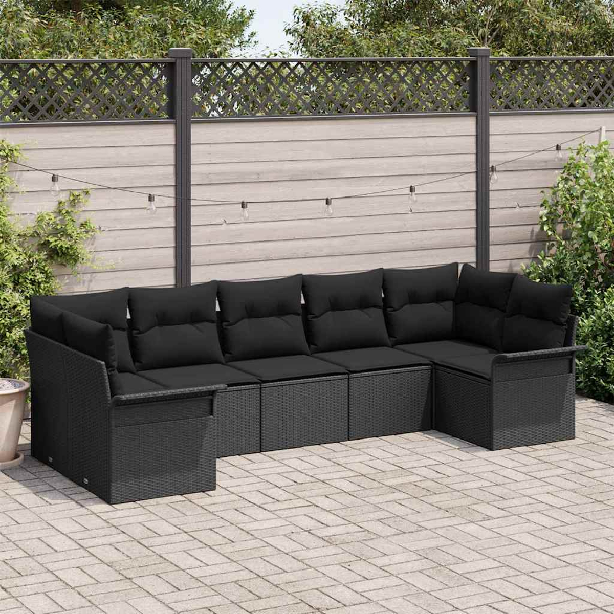 Outdoor-Ecksofa mit schwarzen Kissen. Auf einer Ziegelterrasse mit Holzzaun und Lichterketten im Hintergrund.