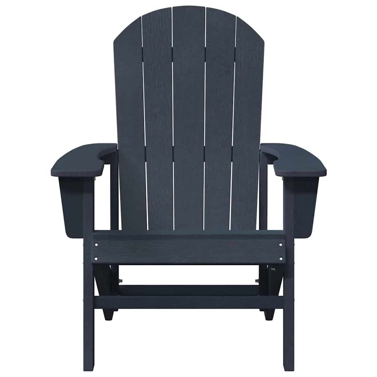 Ein dunkelblauer Adirondack-Stuhl ist zentriert. Er hat eine geschwungene Rückenlehne, Armlehnen und eine Sitzfläche und Rückenlehne aus Latten, alles vor weißem Hintergrund.