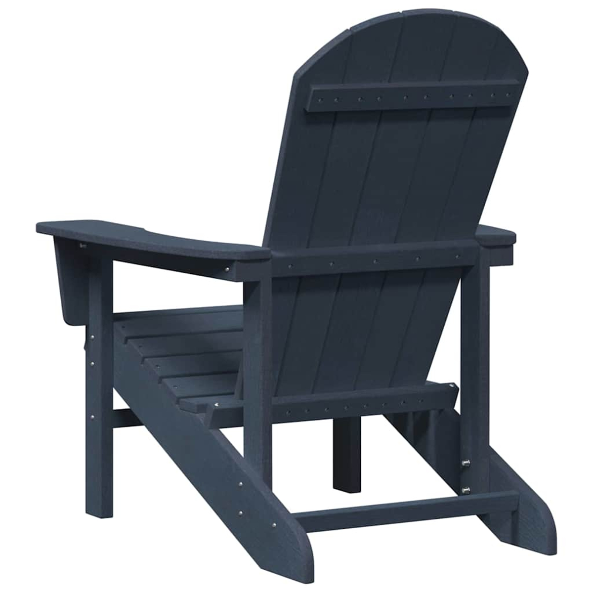 Ein dunkelblauer Adirondack-Stuhl, von hinten und von rechts betrachtet. Er hat eine Sitzfläche und Rückenlehne aus Latten und breite Armlehnen.
