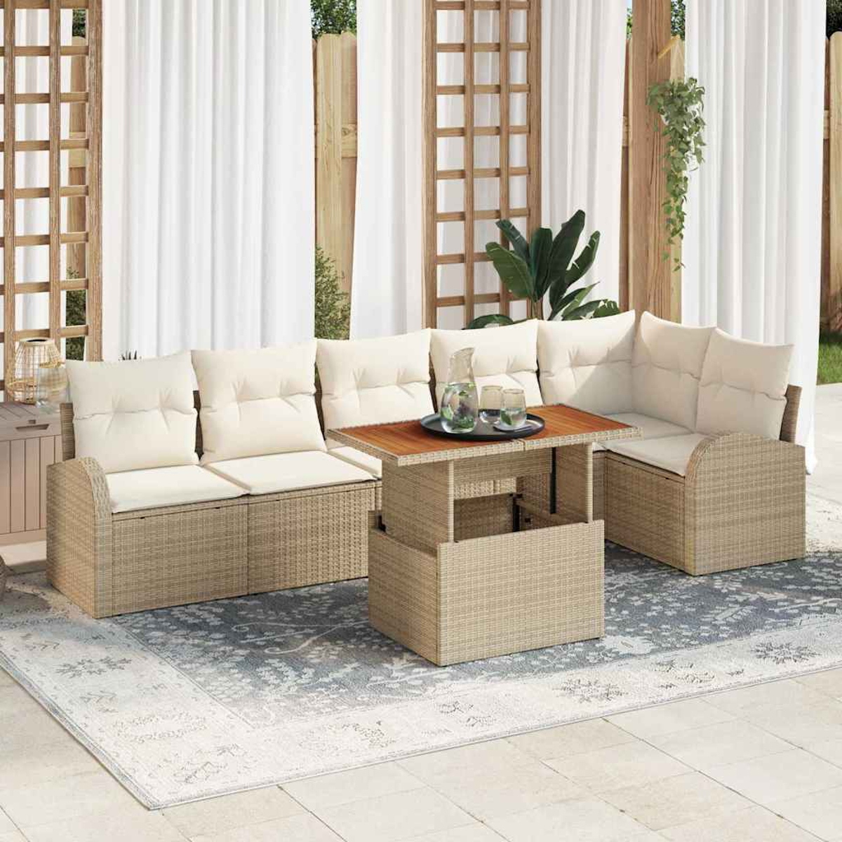 Gartenmöbel: Korbsessel, Tisch mit Hebefunktion, Teppich, Vorhänge und Pflanzen. Neutrale Töne schaffen eine entspannte Szene.