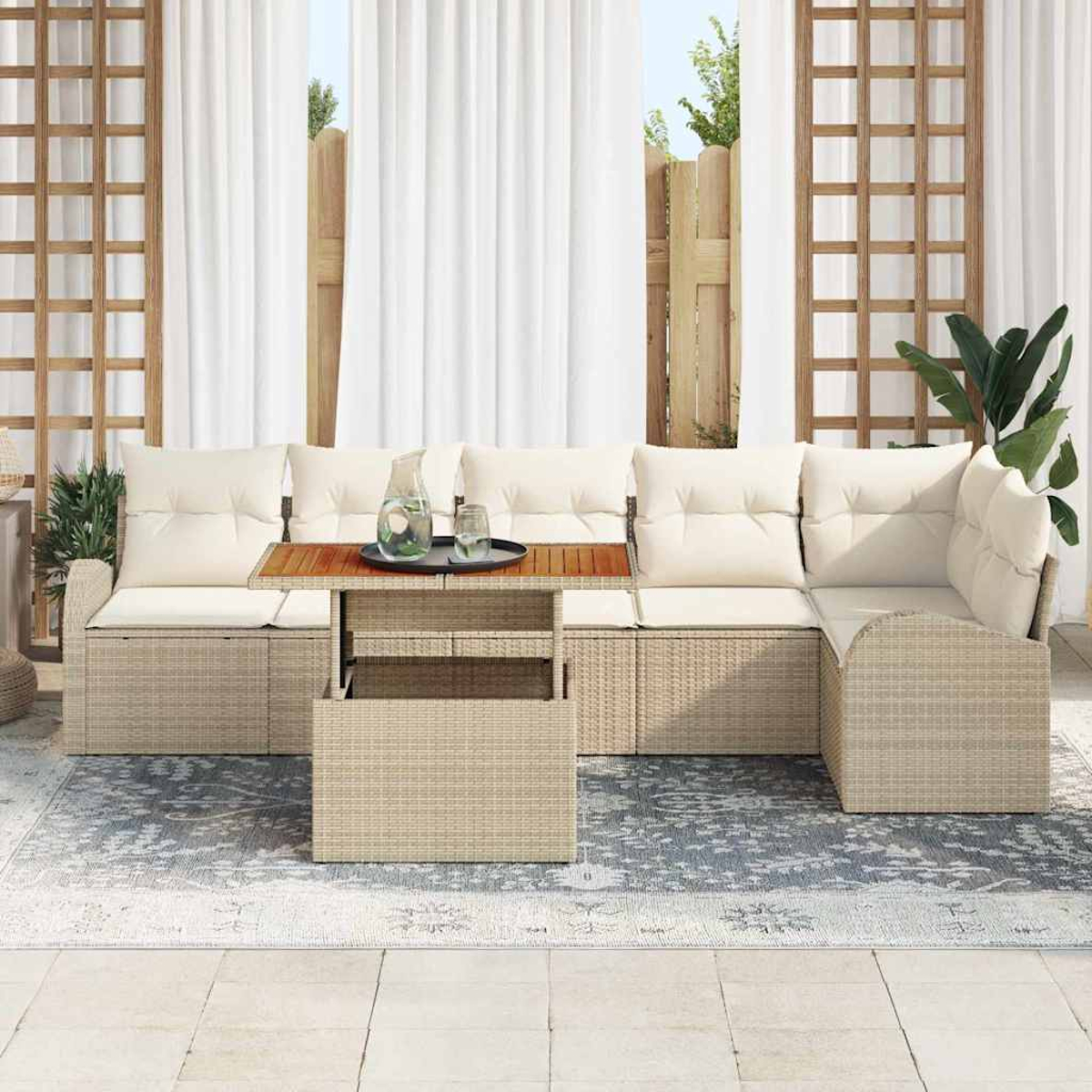 Garten-Sitzgruppe mit beigefarbenen Kissen, einem Holztisch und einem gemusterten Teppich. Weiße Vorhänge und Grün im Hintergrund.