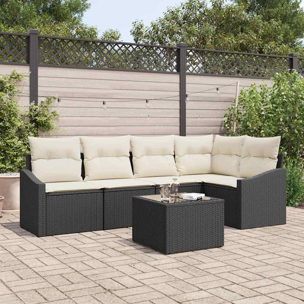 Garten-Set mit dunkelgrauen Möbeln und cremefarbenen Kissen. Enthält einen Tisch mit Gläsern und Flasche.