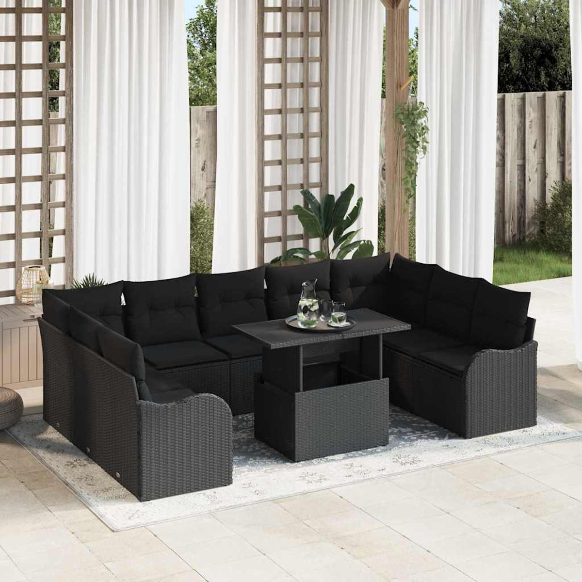 Garten-Sofa mit schwarzen Kissen. Enthält einen Couchtisch und weiße Vorhänge im Hintergrund. Das Set ist grau.