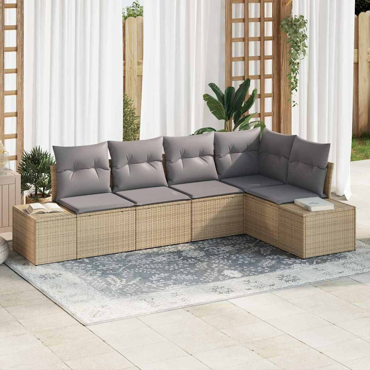 Ein Ecksofa im Freien mit grauen Kissen steht auf einem Teppich. Weiße Vorhänge und Holzgitter im Hintergrund.
