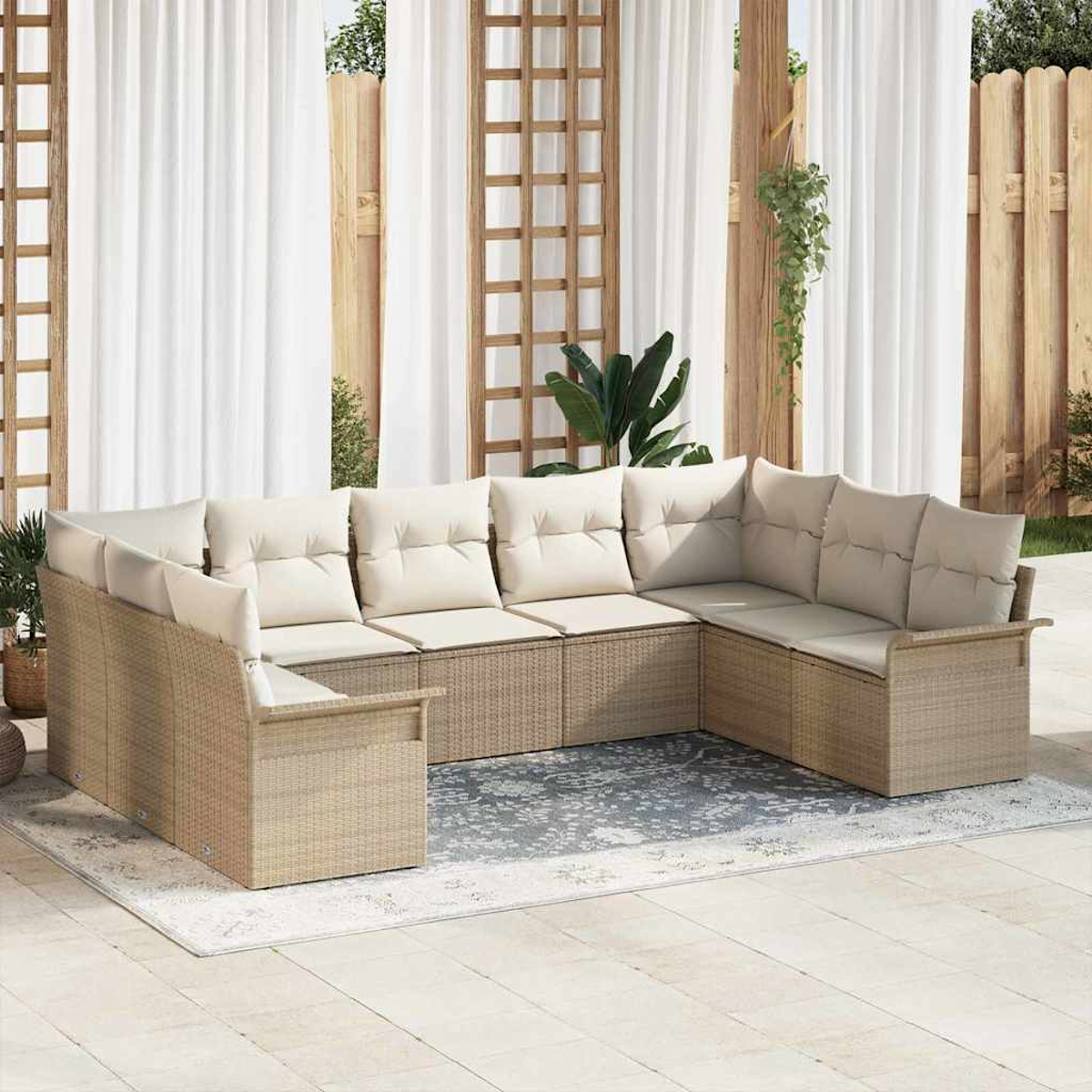 Outdoor-Ecksofa mit beigefarbenen Kissen. Dahinter transparente weiße Vorhänge, Holzzaun und ein Teppich auf einer gefliesten Terrasse.