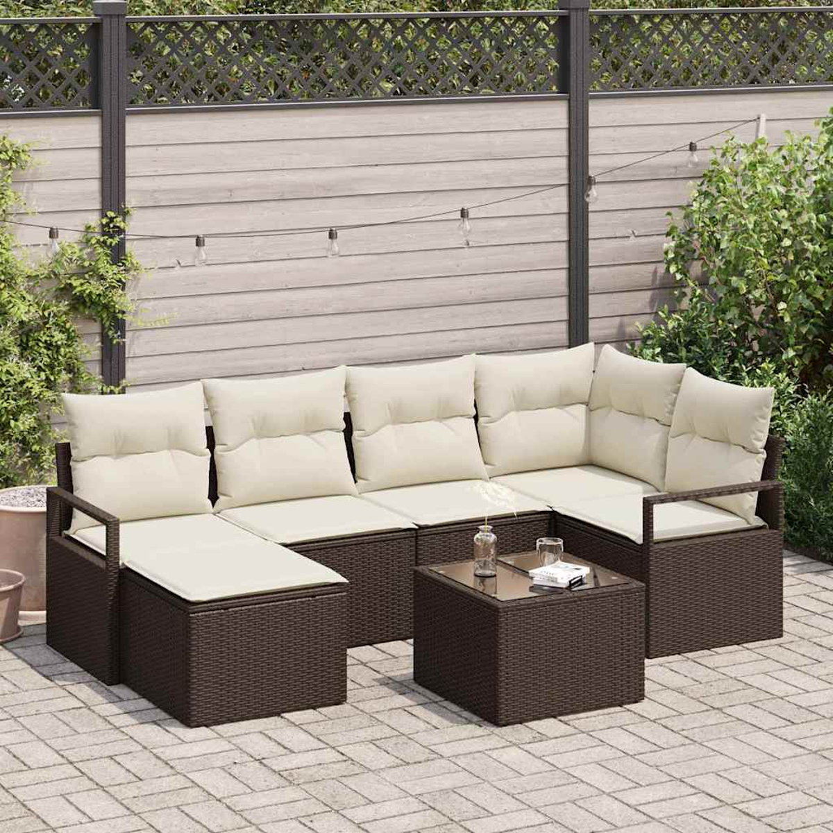Gartensektionssofa mit cremefarbenen Kissen und einem Couchtisch auf einer Steinterrasse. Ein Zaun, Grün und Lichterketten sind sichtbar.